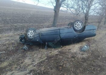A pierdut controlul asupra volanului, la Grigoriopol: O șoferița a intrat cu mașina într-un copac, apoi s-a răsturnat