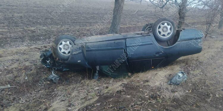 A pierdut controlul asupra volanului, la Grigoriopol: O șoferița a intrat cu mașina într-un copac, apoi s-a răsturnat
