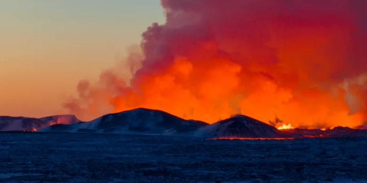 В Исландии второй раз в этом году началось извержение вулкана