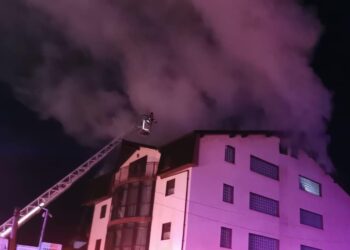 Incendiu la o pensiune din România: 9 persoane au reuşit să se evacueze. Un angajat a decedat