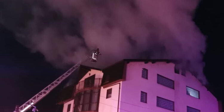 Incendiu la o pensiune din România: 9 persoane au reuşit să se evacueze. Un angajat a decedat