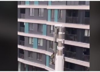 Imagini cutremurătoare în capitală: O fetiță a rămas blocată la balconul unui apartament