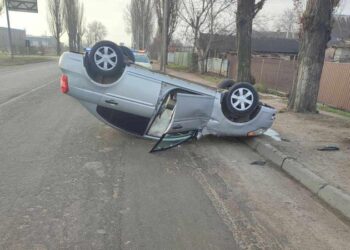 Accident pe o stradă din Bălţi: Un şofer a ajuns cu maşina într-un copac, apoi s-a răsturnat
