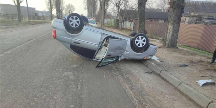 Accident pe o stradă din Bălţi: Un şofer a ajuns cu maşina într-un copac, apoi s-a răsturnat