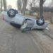 Accident pe o stradă din Bălţi: Un şofer a ajuns cu maşina într-un copac, apoi s-a răsturnat