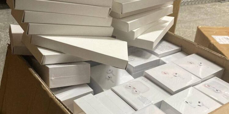 Ceasuri inteligente și căști fără fir contrafăcute, depistate de vameși la Poștă: Marfa va fi confiscată