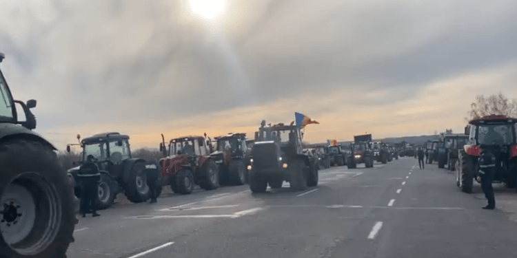 „Munca în câmp nu așteaptă până guvernanții se gândesc ce să facă”. Fermierii cu tractoarele se retrag de la Vama Leușeni