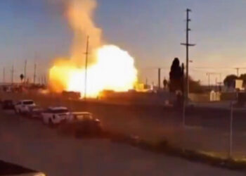 Un camion a explodat în Los Angeles, în timp ce pompierii încercau să stingă un incendiu. Mai mulți oameni au fost răniți