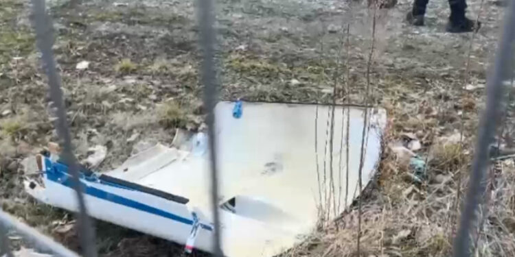 O bucată dintr-un avion care zbura deasupra României a căzut în curtea unei grădinițe