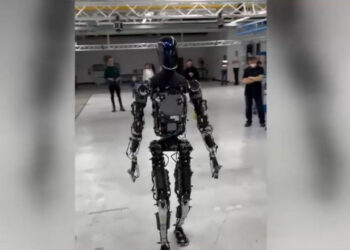 Elon Musk l-a scos la plimbare pe Optimus, robotul umanoid al Tesla