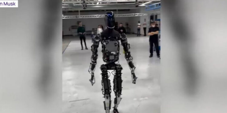 Elon Musk l-a scos la plimbare pe Optimus, robotul umanoid al Tesla
