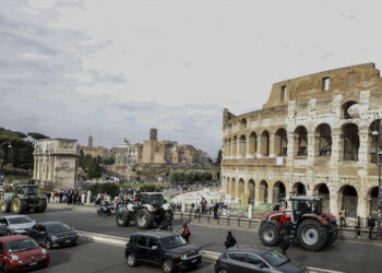 Agricultorii italieni protestează cu tractoarele de-a lungul Colosseumului