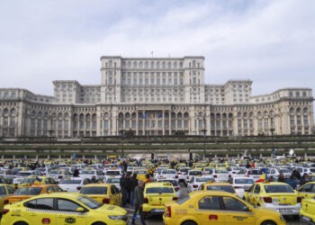 Taximetriştii din întreaga Românie ameninţă cu greva foamei, dacă Guvernul nu găsește soluții pentru problemele lor