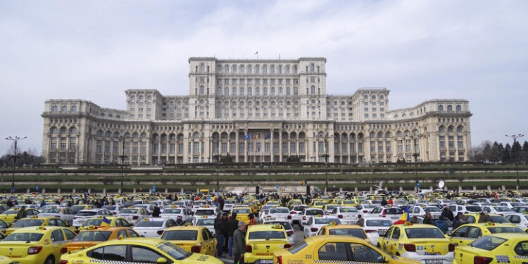 Taximetriştii din întreaga Românie ameninţă cu greva foamei, dacă Guvernul nu găsește soluții pentru problemele lor