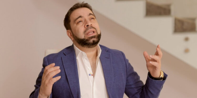 Manelistul român Florin Salam, ridicat de poliție pentru că ar fi primit bani să cânte la o nuntă, dar nu s-a mai dus