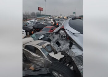 Peste 100 de maşini s-au ciocni pe o autostradă acoperită de gheaţă din China