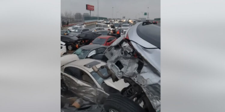 Peste 100 de maşini s-au ciocni pe o autostradă acoperită de gheaţă din China