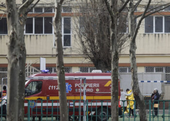 Alertă la un colegiu din București: Zeci de elevi au fost transportați la spital, după ce un băiat a folosit un spray lacrimogen
