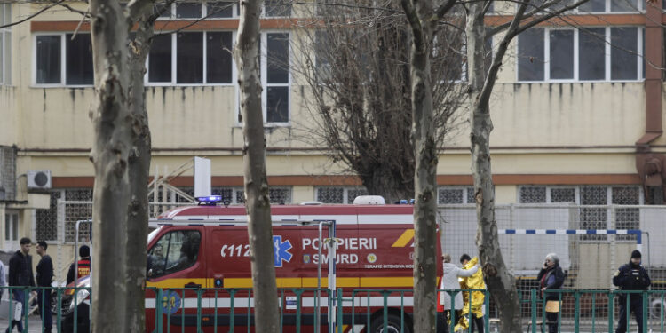 Alertă la un colegiu din București: Zeci de elevi au fost transportați la spital, după ce un băiat a folosit un spray lacrimogen