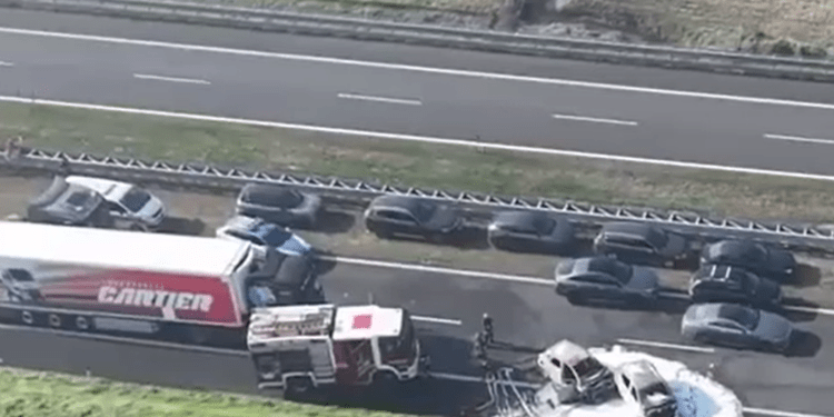 Doi morți într-un carambol cu 100 de mașini pe o autostradă din Italia. Misiunea de salvare a durat mai multe ore