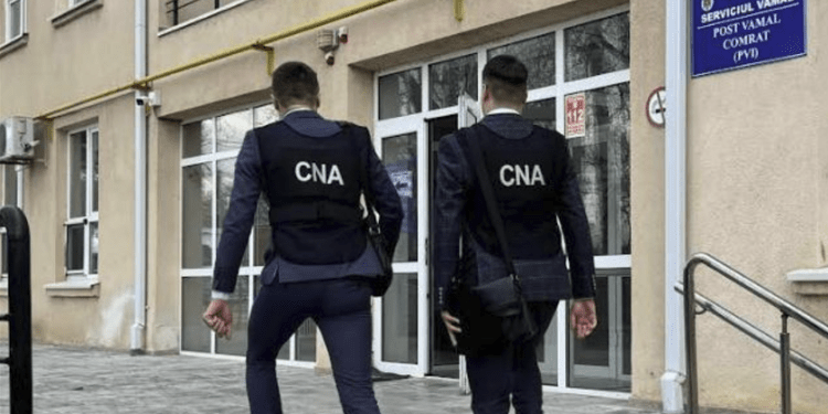 Angajată a Serviciului Vamal, reținută de CNA, bănuită că pretindea bani pentru grăbirea procesului de vămuire a automobilelor