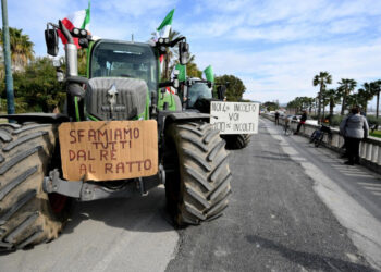 „Aţi vrut sclavi, aţi găsit rebeli”. Fermierii italieni amenință că intră cu utilajele în Roma și cu tractoarele la Festivalul Sanremo