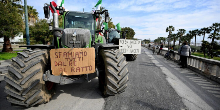 „Aţi vrut sclavi, aţi găsit rebeli”. Fermierii italieni amenință că intră cu utilajele în Roma și cu tractoarele la Festivalul Sanremo