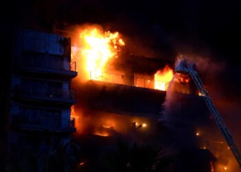 Incendiu uriaș la un bloc de 14 etaje din Valencia. Sunt 13 răniți, inclusiv pompieri