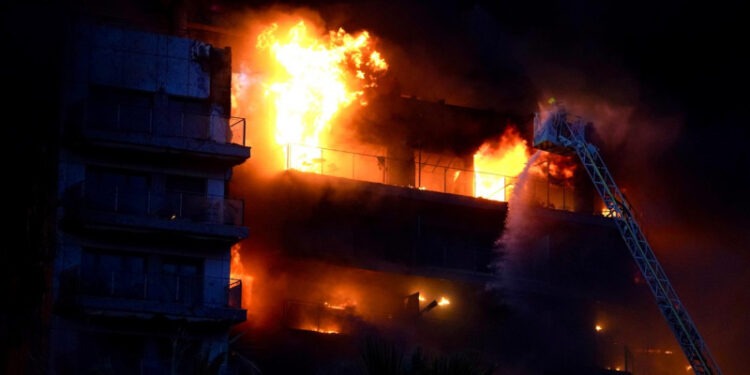 Incendiu uriaș la un bloc de 14 etaje din Valencia. Sunt 13 răniți, inclusiv pompieri