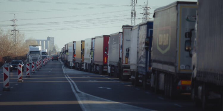 Fermierii polonezi anunță „un blocaj total” la granița cu Ucraina. Nici camioanele, nici pasagerii nu mai pot trece frontiera