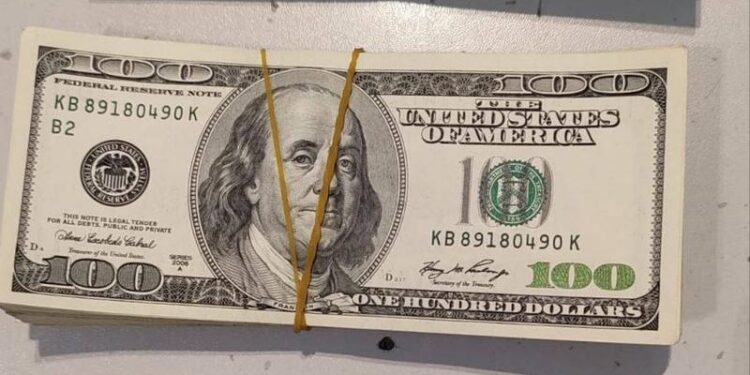 Un cetățean a fost prins la Aeroport fără să declare 16 900 de dolari