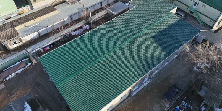 Acoperișul deteriorat de vânt al unei case din Comrat, reparat cu sprijinul lui Ilan Șor