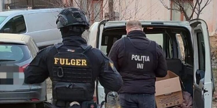 S-a dat drept maior și i-a inventat unui tânăr o datorie de 10 mii lei. Suspectul și complicele său, reținuți