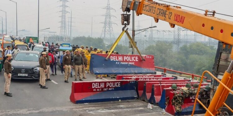 Фермеры в Индии блокируют движение на автомагистралях и железных дорогах