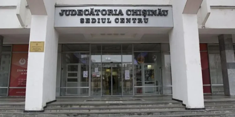 ”Reformă” în justiție: Magazin de detergenți, deschis la parterul Judecătoriei Chișinău
