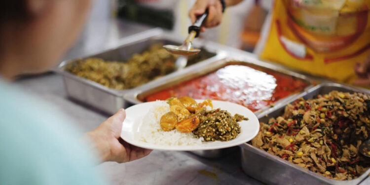 Министерство соцзащиты готовит решение об отмене закона о социальных столовых