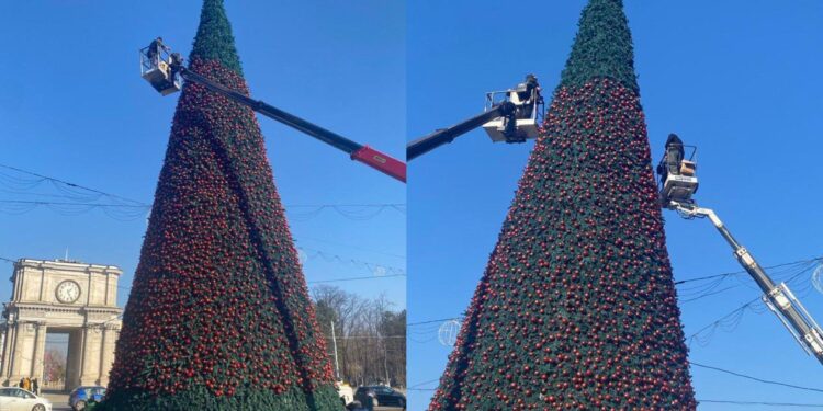 Pomul de Crăciun din centrul capitalei este despodobit