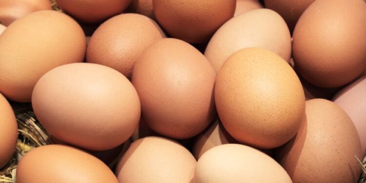 Moldovenii, îndemnați să nu cumpere ouă de găină de la acest operator. Care e motivul