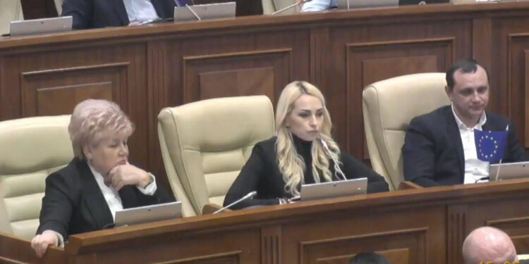 Echipa lui Ilan Șor a revenit zgomotos în Parlament