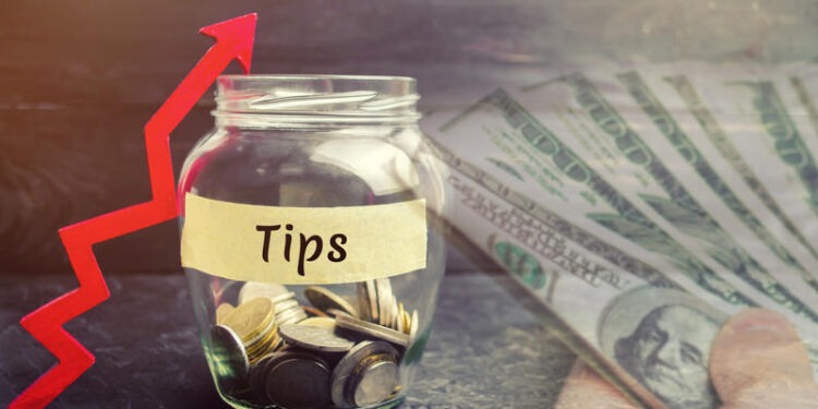 O chelneriță din SUA a primit un bacșiș de 10.000 de dolari. A fost concediată la scurt timp