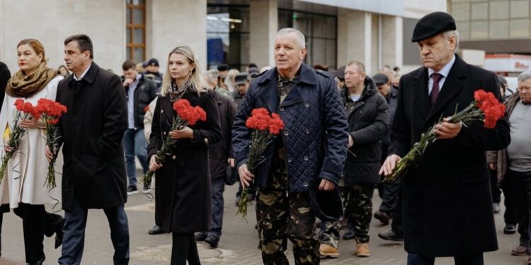 Marș de consemnare a eroismului ostașilor și depunere de flori: La Orhei a fost exprimată recunoștință soldaților moldoveni participanți la războiul din Afganistan | VIDEO