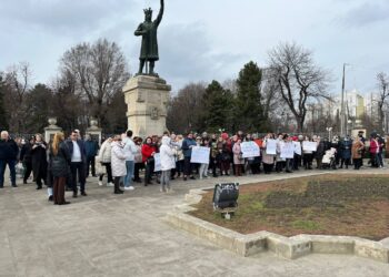 Asistenții personali din Chișinău au ieșit la protest: „Astăzi ne lichidează pe noi, mâine pe voi”