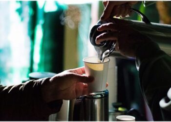 Câtă cafea se bea la Parlament? S-au anunțat achiziții de 50.000 de lei pentru pahare și de 8000 pentru spălare