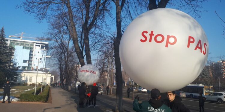 LIVE TEXT: Astăzi va avea loc protestul împotriva PAS, anunțat de Partidul „Renaștere”. Chiar dacă poliția încearcă să oprească oamenii din drum, aceștia se adună în centrul capitalei