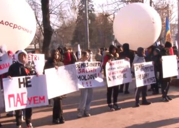 START PROTEST: Oamenii s-au adunat în fața Parlamentului pentru a cere socoteală partidului PAS