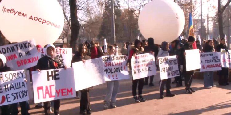 START PROTEST: Oamenii s-au adunat în fața Parlamentului pentru a cere socoteală partidului PAS