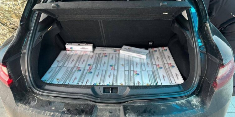 Un moldovean a încercat să aducă din Ucraina 2000 de pachete de țigări