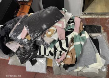 Transportare ilegală de articole vestimentare de marcă la Lipcani