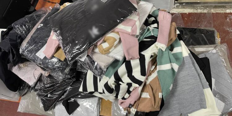 Transportare ilegală de articole vestimentare de marcă la Lipcani