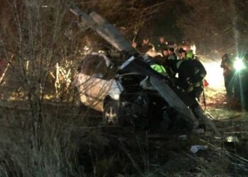 Accident grav la Comrat. Un șofer, transportat la spital după ce s-a lovit cu automobilul în doi piloni de electricitate